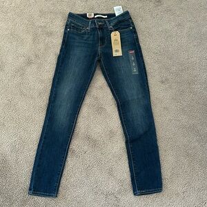 NWT, Levi’s size 26. Style 711, ankle skinny.